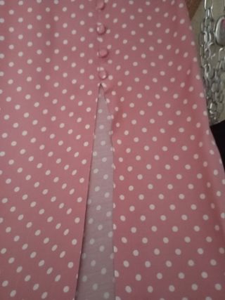 Falda rosa y tópitos blancos .