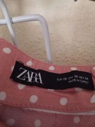 Falda rosa y tópitos blancos .