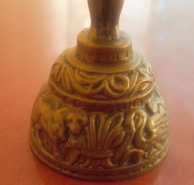 Campana bronce antigua