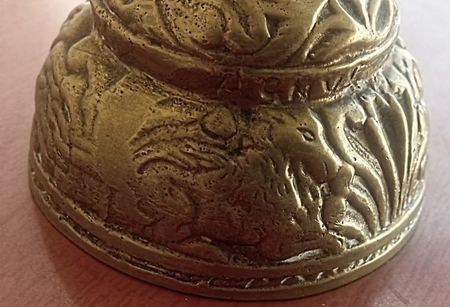 Campana bronce antigua