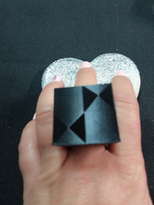 Anello nero, bianco o argento fatto a mano