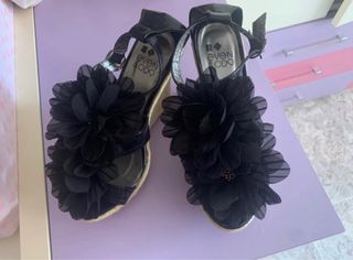 Tacones negros de flores