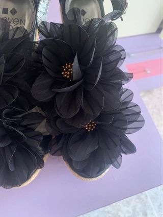 Tacones negros de flores