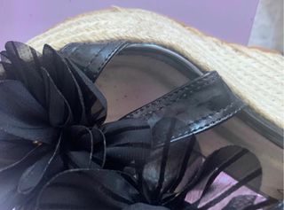 Tacones negros de flores