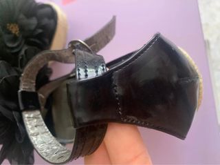 Tacones negros de flores