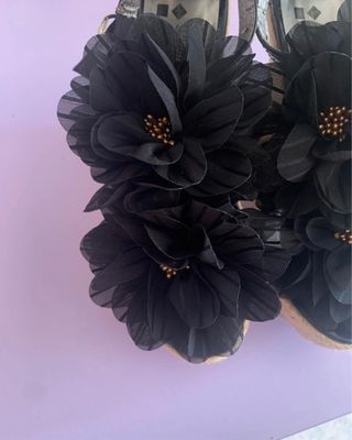 Tacones negros de flores