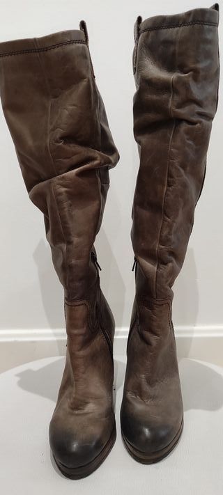 Botas altas de piel marrón