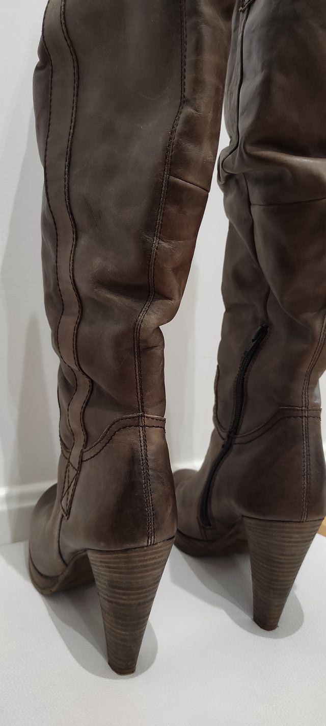 Botas altas de piel marrón