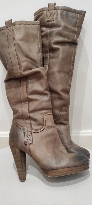 Botas altas de piel marrón