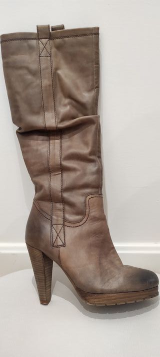 Botas altas de piel marrón