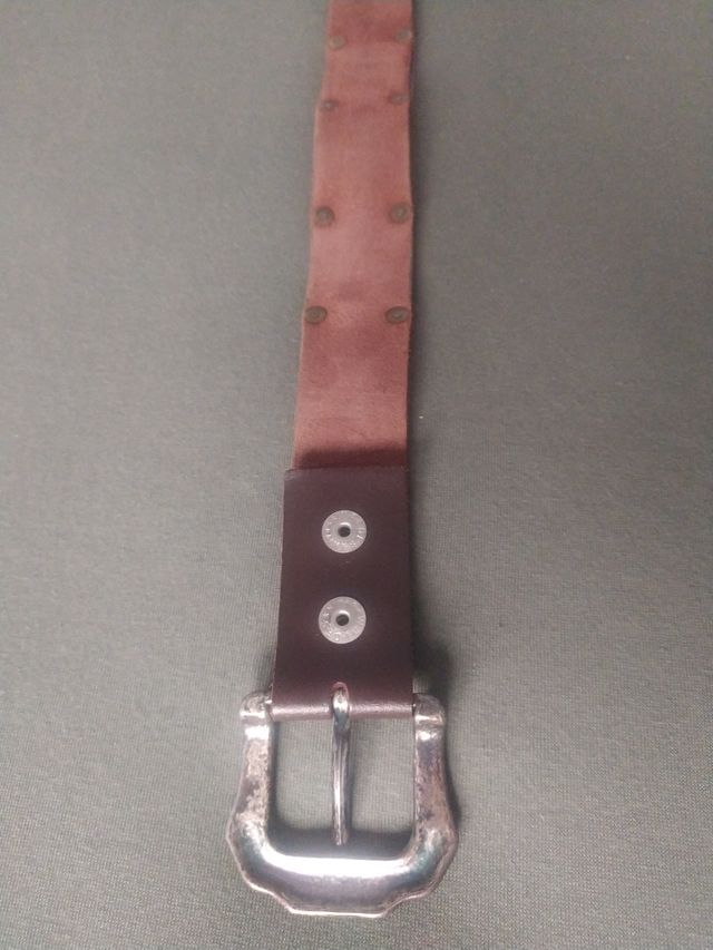 Cinturón cuero y trozos piel serpiente