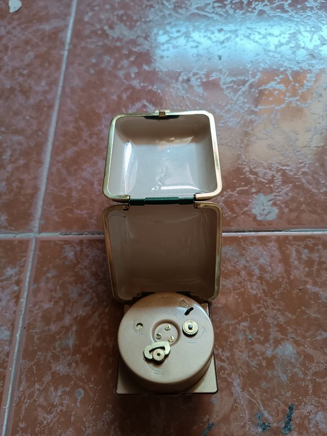 Reloj despertador de viaje antiguo