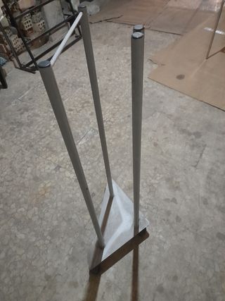 Mesas, perchero de pared y maniquies para tienda.