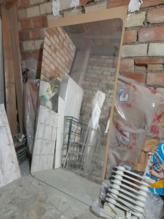 Mesas, perchero de pared y maniquies para tienda.