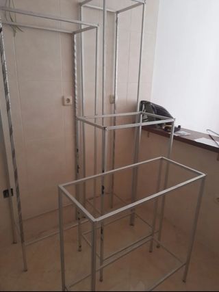 Mesas, perchero de pared y maniquies para tienda.