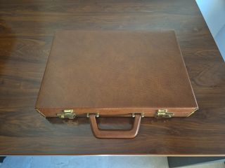 Maletín de piel marrón para tus billetes de 500€