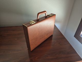 Maletín de piel marrón para tus billetes de 500€