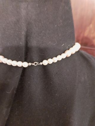 Collana di perle bianche e nere 