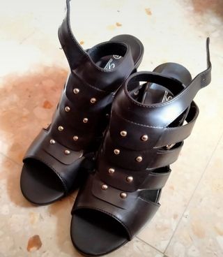 Scarpe estive con tacco nere con borchie