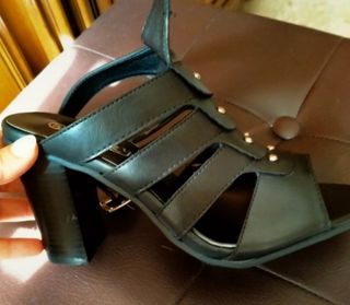 Scarpe estive con tacco nere con borchie