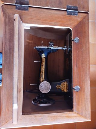 Maquina de coser Singer con mueble