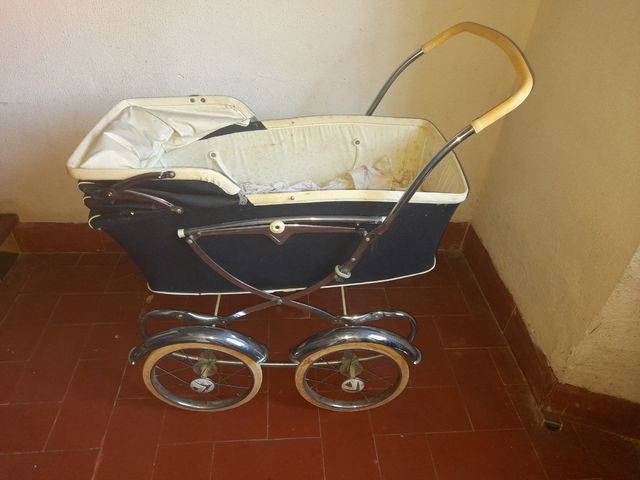 Cochecito de bebé antiguo