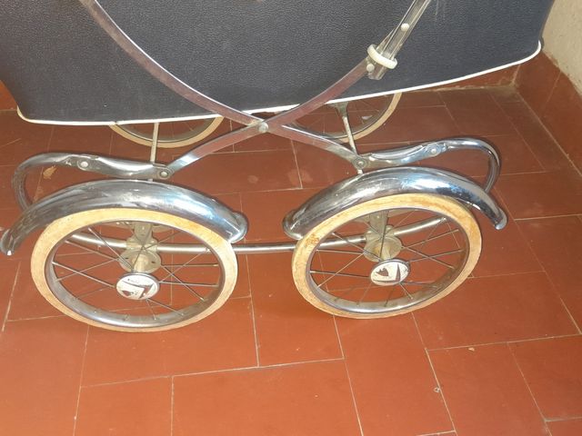 Cochecito de bebé antiguo