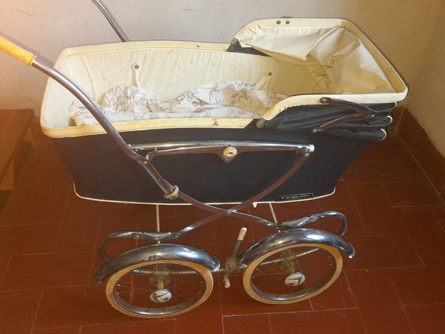 Cochecito de bebé antiguo