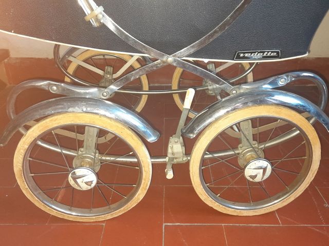 Cochecito de bebé antiguo