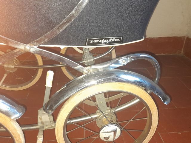 Cochecito de bebé antiguo