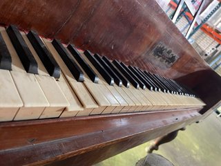 Piano de mesa montano