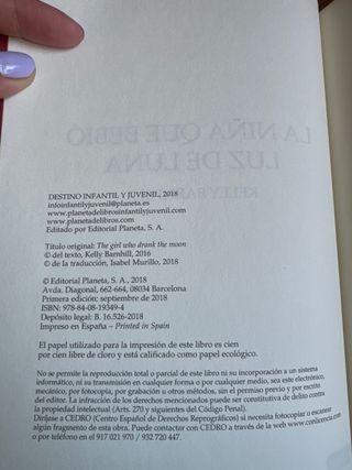 La niña que bebió luz de Luna