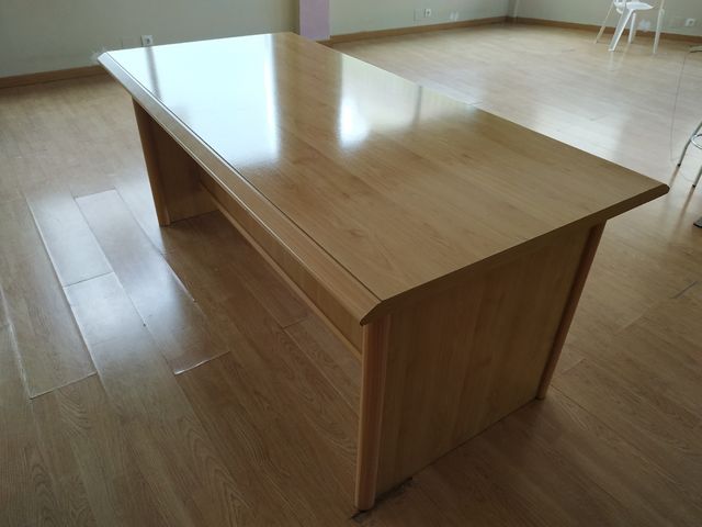 Mesa escritorio de despacho color haya