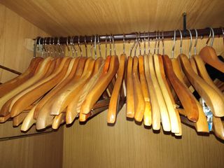 Lote 40 perchas de madera barnizada