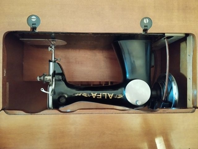 Máquina de coser antigua ALFA