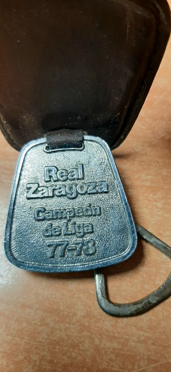 Lote Real Zaragoza llavero 77/78 + 3 cromos