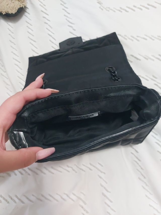 bolso negro de pullbear