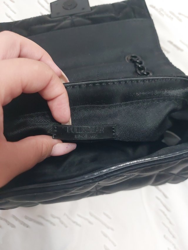 bolso negro de pullbear