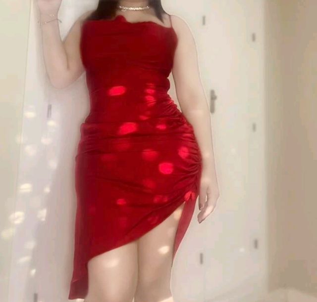 Vestido de fiesta rojo con abertura