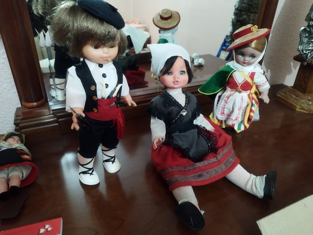 Muñecas antiguas y muñeco