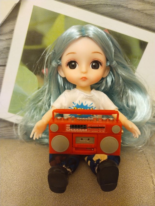 Muñeca BJD con magnetófono