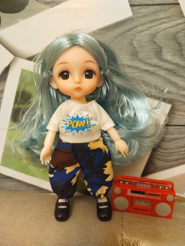 Muñeca BJD con magnetófono