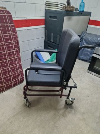 Silla de ruedas con orinal