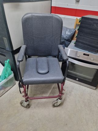 Silla de ruedas con orinal