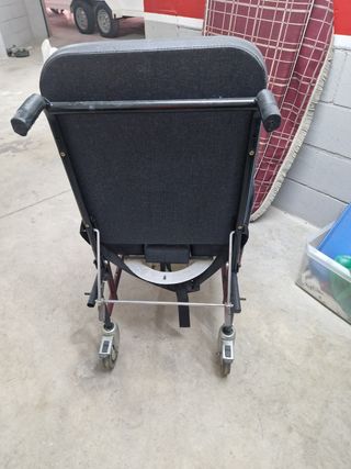 Silla de ruedas con orinal