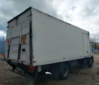 CAMION ISOTERMO CON TRAMPILLA ELEVADORA