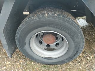 CAMION ISOTERMO CON TRAMPILLA ELEVADORA