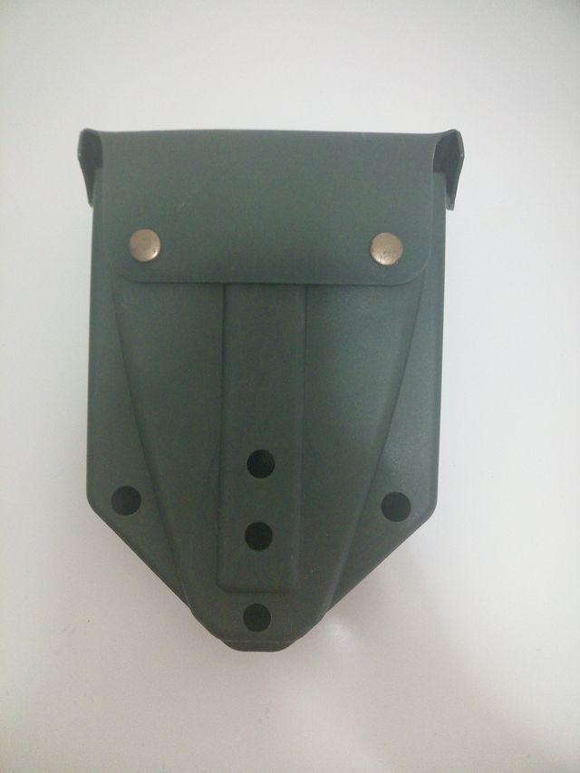 Funda semirígida para pala plegable militar.