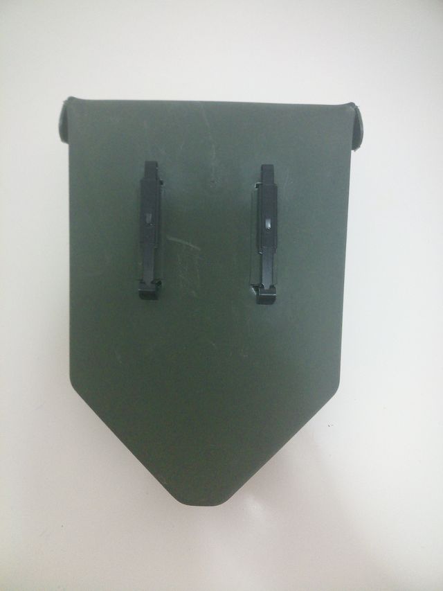 Funda semirígida para pala plegable militar.