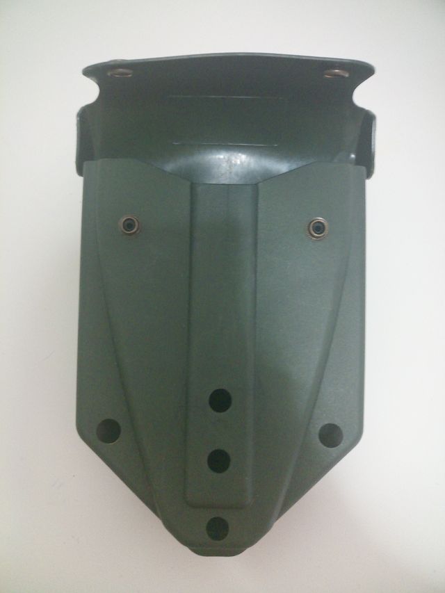 Funda semirígida para pala plegable militar.